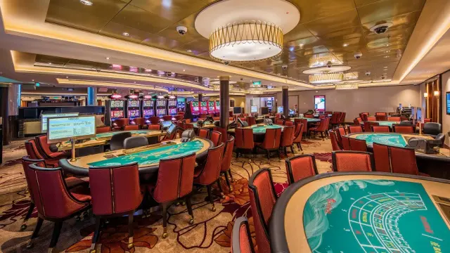 โซนเล่นคาสิโนบนเรือสำราญ Resorts World Cruises Casino